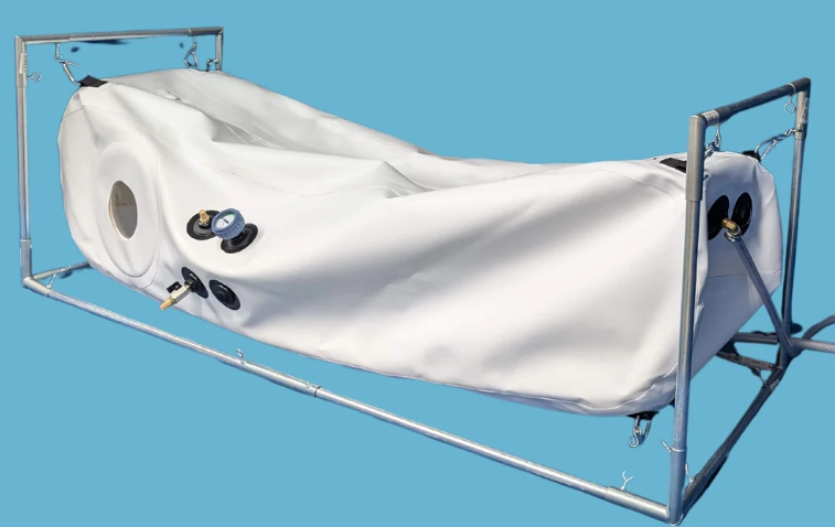 Flexible soft-shell hyperbaric chamber with a fabric inflatable body